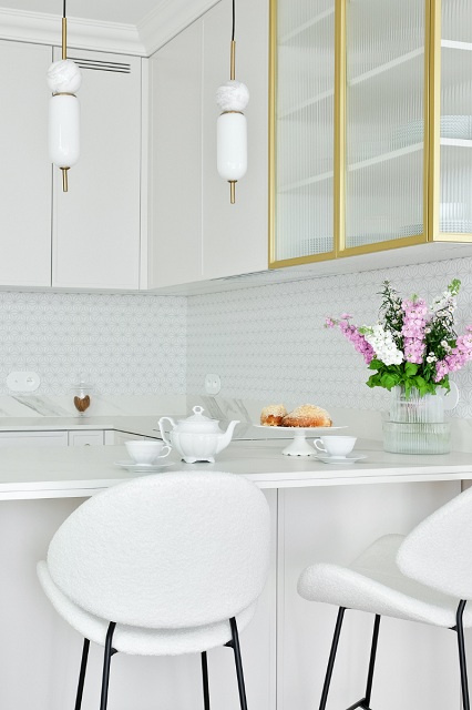 białe płytki z białą fuga jasna przestronna kuchnia mozaika constellation white raw decor modern classic 2024