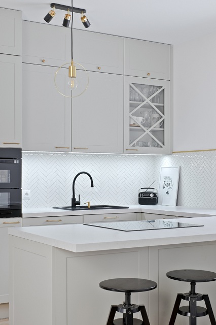 kaszmirowa kuchnia inspiracje z płytkami jodełka xl biała połysk raw decor trendy 2023-2024